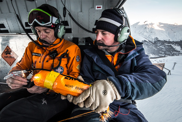 Lawinensprengen für Sicherheit in Skigebieten mit Helikopterflügen.